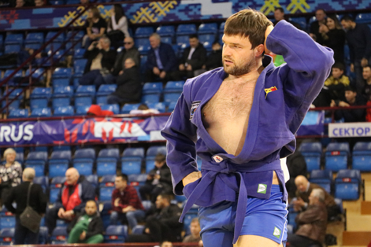 Denis TACHII: “It is Difficult to Cut 14 kg Every Month”